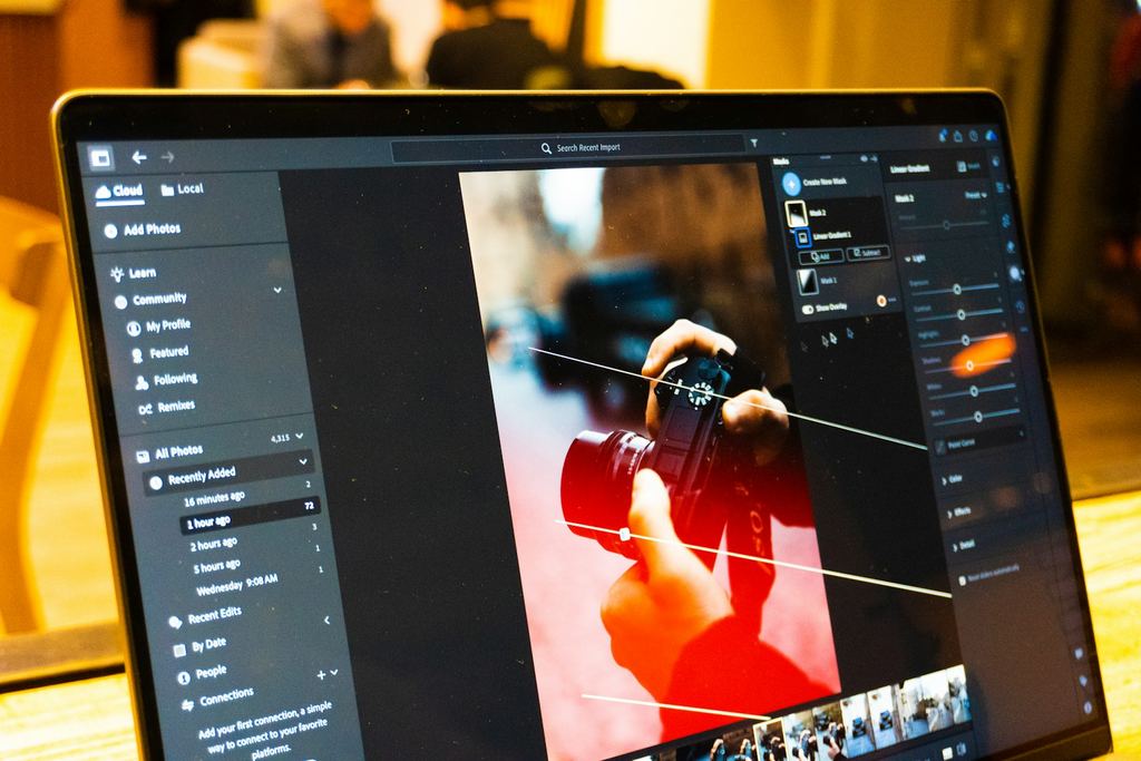 Laptop med Lightroom öppet där en bild på en kamera redigeras med en linjär mask